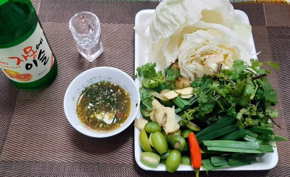 Gần đây, trên các diễn đàn, nhót xanh cuộn cải bắp chấm chẩm chéo được rao bán liên tục. Người bán hàng thường chuẩn bị gia vị, các loại rau và tất cả đều được bán theo set để các chị em công sở có thể thưởng thức luôn.