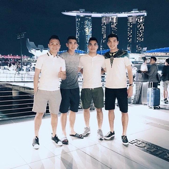 Cách phối áo phông cùng quần short giúp nam cầu thủ 9X trông cao ráo hơn.