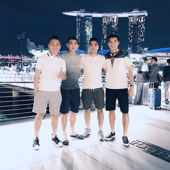 Cách phối áo phông cùng quần short giúp nam cầu thủ 9X trông cao ráo hơn.