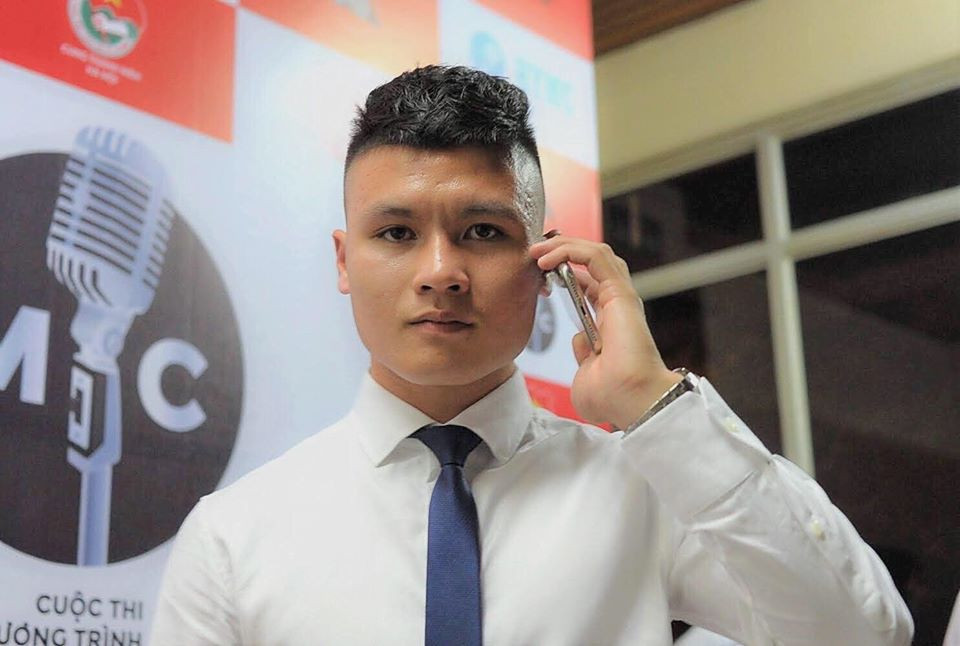 Khi tham gia các sự kiện, anh chàng cầu thủ gốc Hà Nội dường như khá ưa chuộng phong cách lịch lãm, đúng chất quý ông.