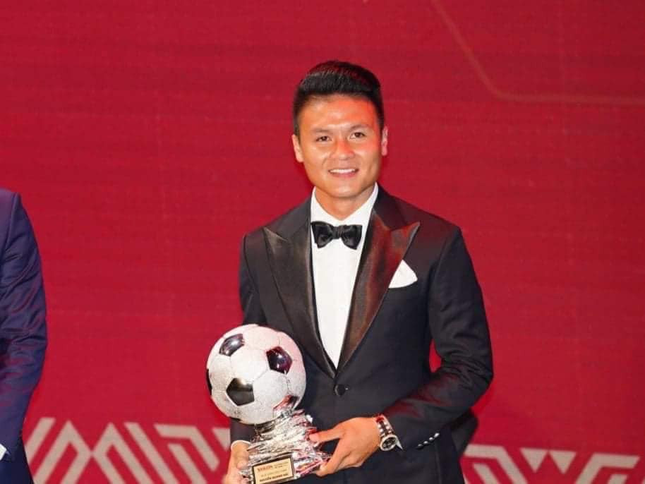 Quang Hải nhận được nhiều lời khen về ngoại hình khi mặc vest chỉnh tề.