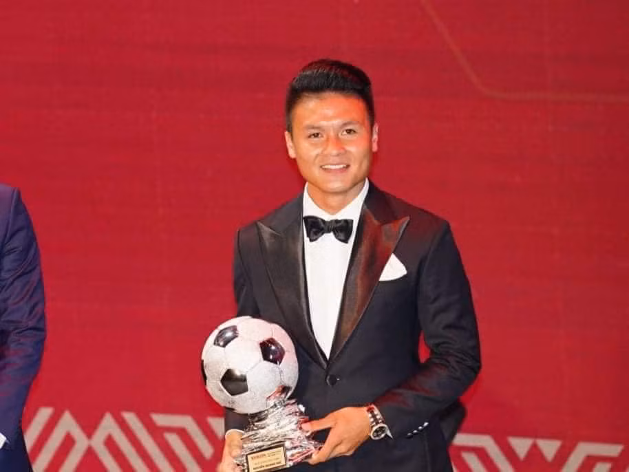 Quang Hải nhận được nhiều lời khen về ngoại hình khi mặc vest chỉnh tề.