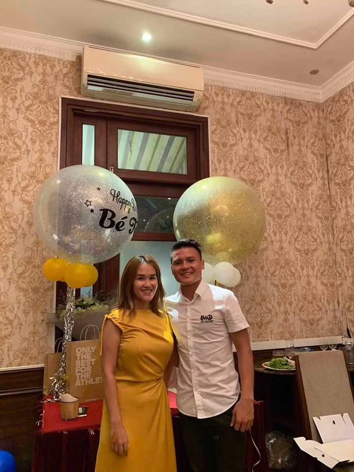 Đen-trắng là hai gam màu thường xuyên được Quang Hải lựa chọn khi phối đồ đi chơi. Ảnh: FBNV. Mời độc giả xem video "Minh Hằng chia sẻ về phong cách thời trang". Nguồn: VTC.