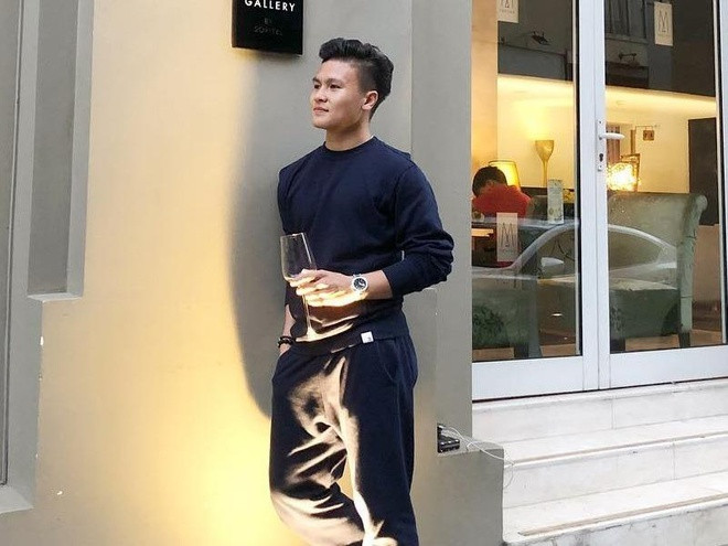 Chân sút tài năng của Việt Nam cũng không hay mặc những màu quá nổi bật, anh chủ yếu chọn những trang phục đơn giản gam màu trung tính như đen, trắng hay xám.