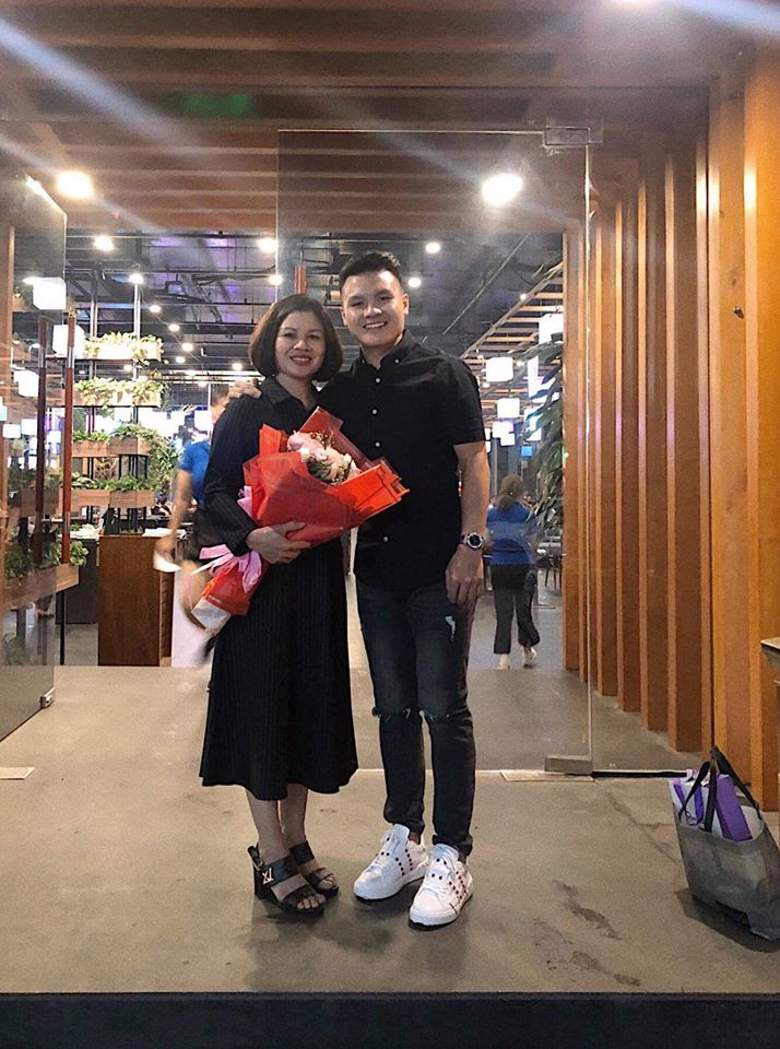 Cách phối sơ mi đen cùng quần jean và giày sneakers trắng tạo điểm nhấn cho chàng cầu thủ bảnh bao.