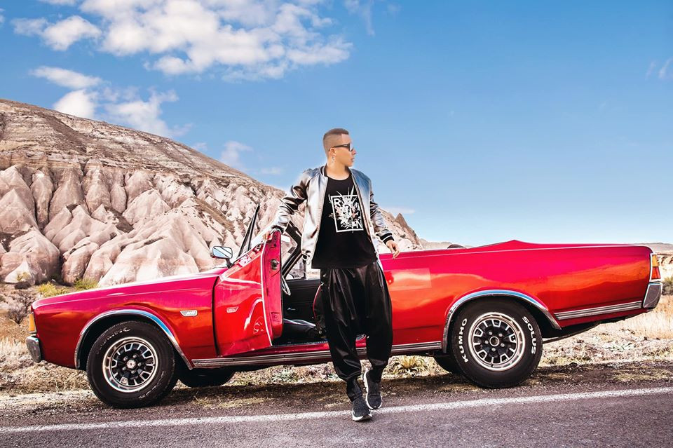 Ông bầu bắt kịp và luôn tỏ ra nhạy bén, tinh tế trong gu ăn mặt của mình mỗi lần xuống đường.