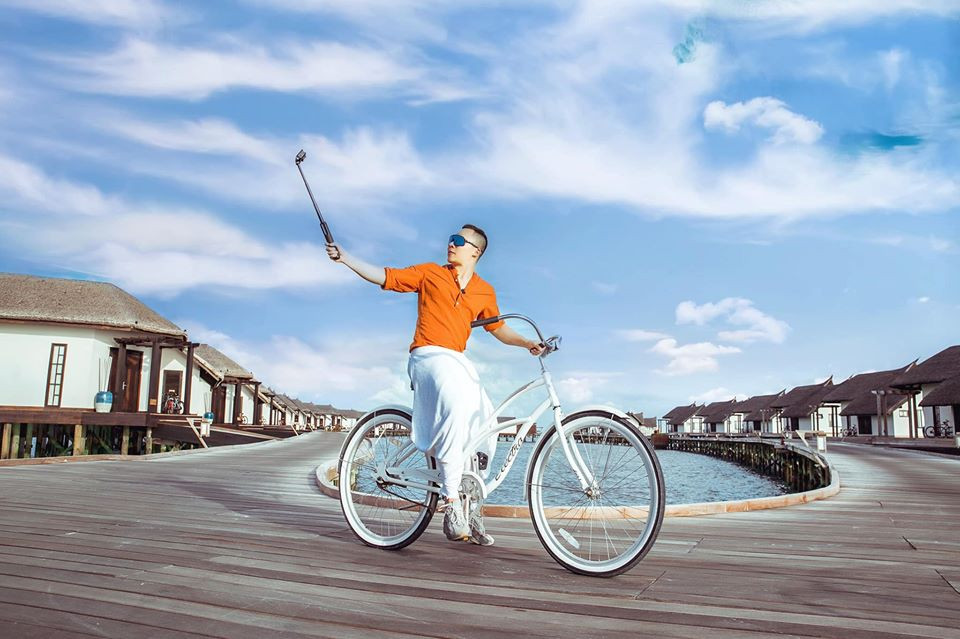 Dù chỉ là thời trang đường phố thì Khắc Tiệp vẫn luôn nổi bật, đó là lý do anh luôn được bình chọn trong top "Quý ông mặc đẹp của V-biz".