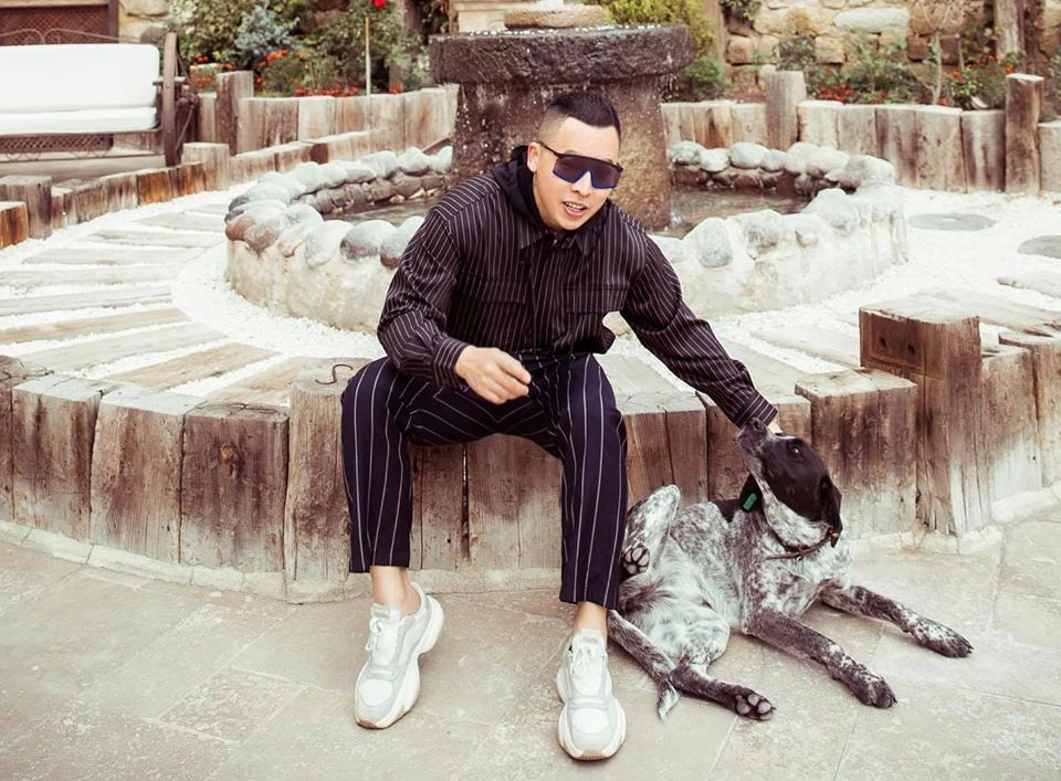 Vũ Khắc Tiệp với con mắt thời trang tinh tế luôn tận dụng khéo léo các món đồ hiệu, tạo nên những set đồ cực bắt mắt.