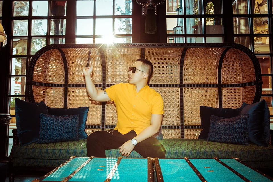 Không phải nghệ sĩ showbiz nhưng Vũ Khắc Tiệp vẫn luôn là cái tên thu hút mạnh mẽ sự chú ý của dân tình bởi lối sống sang chảnh cùng gu thời trang ấn tượng “chất như nước cất”.