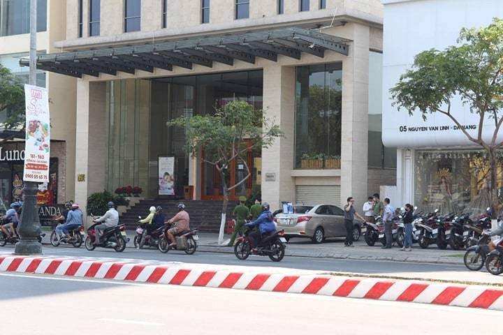 Từ sân bay Đà Nẵng, 2 ông được tài xế của khách sạn Vanda (số 3 đường Nguyễn Văn Linh, phường Bình Hiên, quận Hải Châu) đón về và lưu trú tại khách sạn này. Tối 2/3, 2 du khách ăn tại nhà hàng El Gaucho, tòa nhà Indochina Riverside, 74 Bạch Đằng (quận Hải Châu). Ảnh: Vietnamnet.