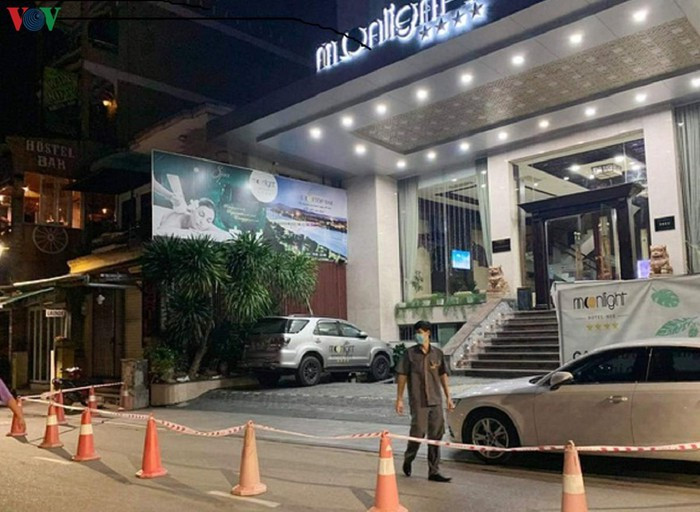 Sau khi đáp xuống sân bay Nội Bài lúc rạng sáng 2/3, hai du khách này ở lại 3 ngày tại Hà Nội, sau đó đi Hải Phòng bằng tàu du lịch trước khi quay lại sân bay Nội Bài. 2 người này đáp chuyến bay mang số hiệu VN1547 từ Hà Nội vào Thừa Thiên - Huế tối 6/3. Họ được tài xế cùng hướng dẫn viên đưa về lưu trú ở khách sạn Moonlight (đường Phạm Ngũ lão, TP Huế). Ảnh: VOV.