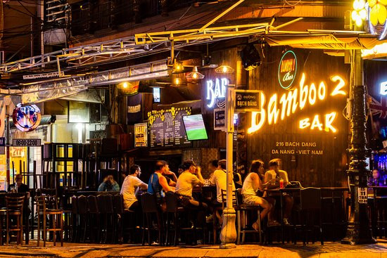 Ngày 6/3, quay lại khách sạn Vanda và ăn tối tại nhà hàng Pizza 4P’s, đường Hoàng Văn Thụ (quận Hải Châu). Từ đó đến khi được theo dõi sức khỏe, 2 du khách này ở khách sạn Vanda. Trong thời gian lưu trú tại Đà Nẵng, 2 du khách còn đến nhà hàng nướng Đà Thành - 107 Nguyễn Văn Linh; Bamboo 2 Bar - 216 Bạch Đằng; nhà hàng 7 Bridges Brewing Company - 493 Trần Hưng Đạo; Universal Pub – 234 Bạch Đằng. Ảnh: Internet.