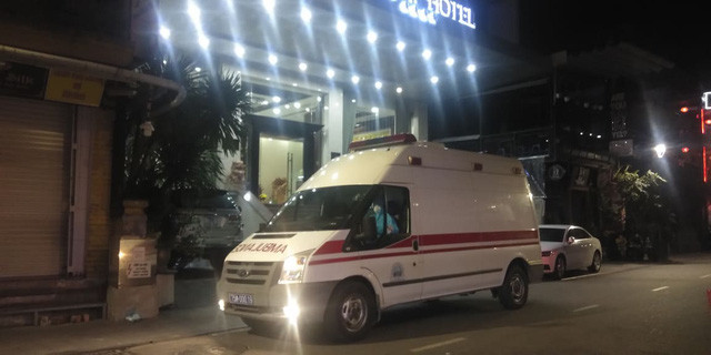 Trong đêm 6/3, 2 người này đã rời khách sạn đi ăn tối. Đến sáng 7/3, cả 2 trường hợp này được cán bộ y tế cách ly và lấy mẫu xét nghiệm gửi Bệnh viện Trung ương Huế và Viện Pasteur Nha Trang. Kết quả xét nghiệm ở 2 cơ quan này cho thấy nữ du khách nhiễm SARS-CoV-2. Riêng nam du khách có kết quả âm tính với Covid-19. Cả 2 đang được cách ly y tế tại Bệnh viện Trung ương cơ sở 2 (xã Phong A, huyện Phong Điền). Ảnh: Tổ Quốc.