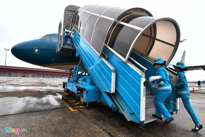 Tối 8/3, UBND tỉnh Lào Cai có thông báo chính thức về 2 trường hợp nhiễm Covid-19 trên địa bàn tỉnh. Đây là 2 vợ chồng người Anh đến Sa Pa du lịch trong ngày 5-6/3. Về lịch trình di chuyển, 2 người này đã ngồi ở khoang hạng C, số ghế 7B và 7C trên chuyến bay mang số hiệu VN0054 của Vietnam Airlines, cùng chuyến bay với bệnh nhân N.H.N, người mắc Covid-19 thứ 17 của Việt Nam. Ảnh: Zing.