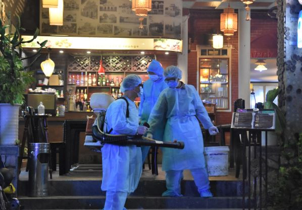 Lộ trình của nữ du khách người Anh nhiễm Covid-19 ở Huế: Tối 8/3, Ban chỉ đạo phòng dịch bệnh Covid-19 tỉnh Thừa Thiên - Huế đã có báo cáo về tình trạng của 2 du khách người Anh (1 nam, 1 nữ) ngồi cùng khoang hạng thương gia trên chuyến bay VN0054 với bệnh nhân số 17 (ngụ tại Hà Nội). Ảnh: CAND.