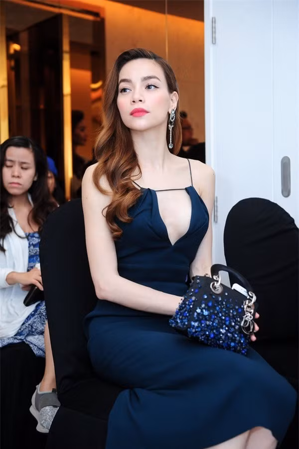 Chiếc áo dây mỏng manh cũng khiến nữ ca sĩ trở thành tâm điểm của sự bàn tán.