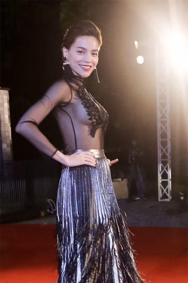 Trên thảm đỏ, giọng ca Xin hãy thứ tha tự tin diện bộ váy với phần thân được làm hoàn toàn từ vải xuyên thấu, vòng 1 được che đậy bằng họa tiết hoa lúa nổi nhưng khi nhìn nghiêng khá phản cảm.