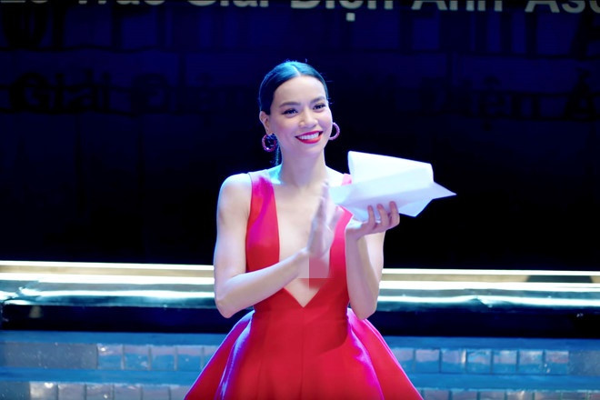 Trong MV “Vẻ đẹp 4.0”, Hồ Ngọc Hà gây chú ý khi nhiều lần mặc trang phục hở bạo. Cụ thể, ở gần cuối MV, khi hóa thân vào vai MC, Hồ Ngọc Hà diện chiếc váy dạ hội màu đỏ bắt mắt, phần cổ khoét sâu tới bụng, phô ra vòng một "ngồn ngộn".