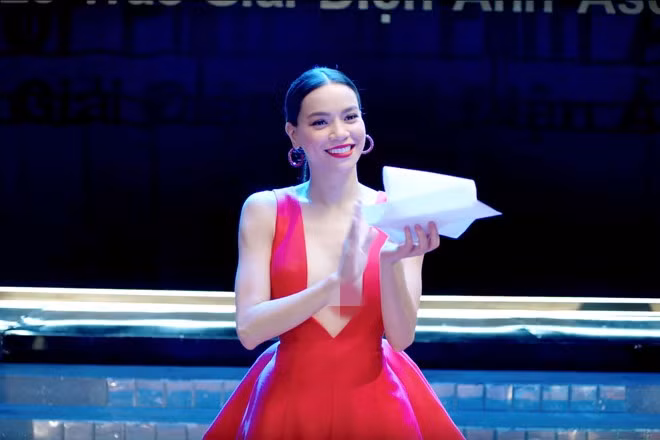 Trong MV “Vẻ đẹp 4.0”, Hồ Ngọc Hà gây chú ý khi nhiều lần mặc trang phục hở bạo. Cụ thể, ở gần cuối MV, khi hóa thân vào vai MC, Hồ Ngọc Hà diện chiếc váy dạ hội màu đỏ bắt mắt, phần cổ khoét sâu tới bụng, phô ra vòng một "ngồn ngộn".