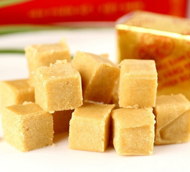 Bánh đậu xanh: Bánh đậu xanh có thể nói là đặc sản nổi tiếng nhất của Hải Dương. Bánh đậu xanh Hải Dương có mùi rất thơm, vị bùi bùi, ngọt tan trong miệng, có chút beo béo mà không ngán của mỡ lợn cùng với tinh dầu man mát hương hoa bưởi.