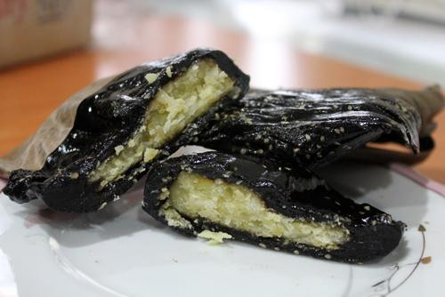 Bánh gai Ninh Giang: Mặc dù công thức làm bánh gai không quá cầu kỳ nhưng để làm ra chiếc bánh ngon phụ thuộc rất nhiều vào tỷ lệ trộn, phân chia nguyên liệu, chọn nếp, chọn lá gai, thời gian hấp bánh... Chọn kỹ những thành phần ngon nhất thì khi bánh chín sẽ dẻo dai, mềm mại, thơm ngon khiến bao thực khách mê mẩn.