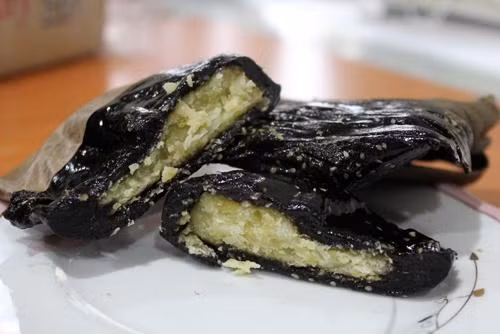 Bánh gai Ninh Giang: Mặc dù công thức làm bánh gai không quá cầu kỳ nhưng để làm ra chiếc bánh ngon phụ thuộc rất nhiều vào tỷ lệ trộn, phân chia nguyên liệu, chọn nếp, chọn lá gai, thời gian hấp bánh... Chọn kỹ những thành phần ngon nhất thì khi bánh chín sẽ dẻo dai, mềm mại, thơm ngon khiến bao thực khách mê mẩn.