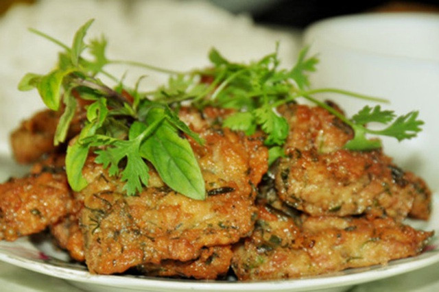 Rươi Tứ Kỳ: Mùa rươi ở Tứ Kỳ, Hải Dương, bắt đầu vào tháng 8 âm lịch, rươi có thể được chế biến thành nhiều món ngon nhưng chả rươi là món được hầu hết mọi người yêu thích. Miếng chả rươi thơm lừng đầy đủ vị chua cay mặn ngọt, có thể “đánh gục” những người có khẩu vị khó tính nhất.