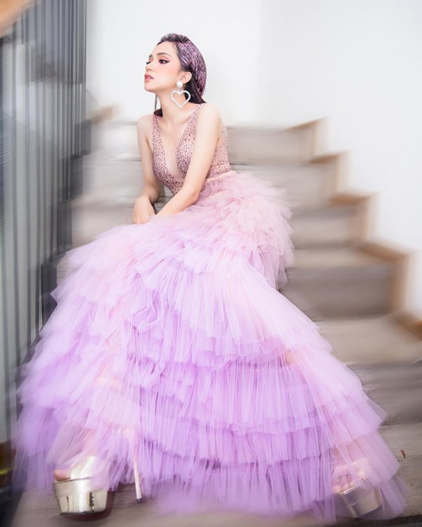 Hoa hậu Hương Giang giống hệt công chúa bước ra từ truyện tranh với chiếc đầm ánh tím.