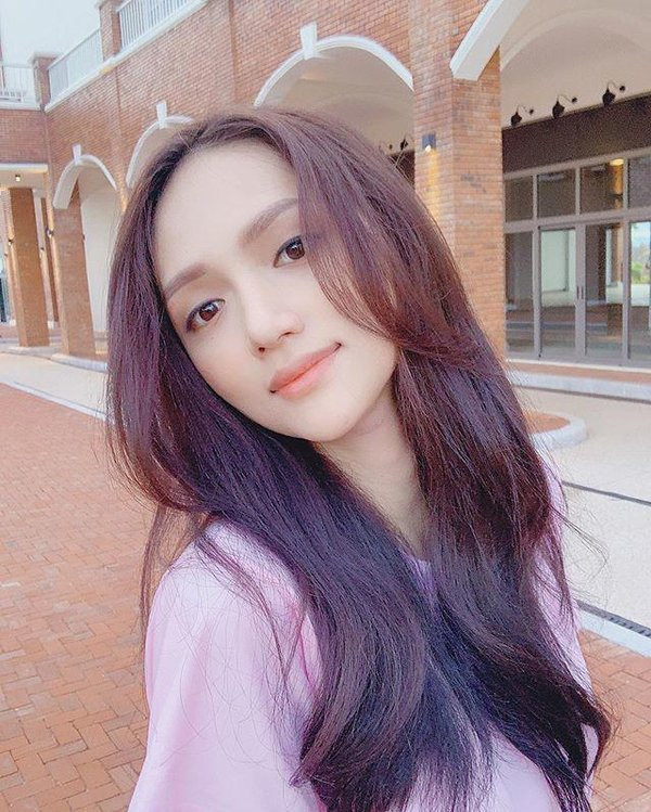 Một chiếc áo tím nhạt cũng trở thành "vũ khí sắc bén" giúp Hương Giang tôn dáng và màu da sáng.