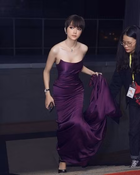 Với tone tím thẫm, Hương Giang biến hóa kiểu tóc tém cá tính kết hợp với phần mắt được make-up sắc sảo.