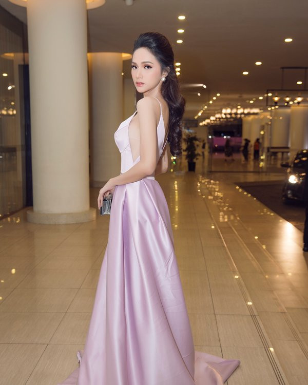 Hương Giang diện chiếc đầm dạ hội màu hồng ánh tím sang trọng và đầy quyến rũ khoe khéo vòng 1 và tấm lưng trần nuột nà.