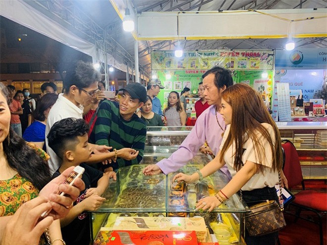 Sau 2 nam han che hoat dong showbiz, cuoc song cua Hoai Linh ra sao?-Hinh-8