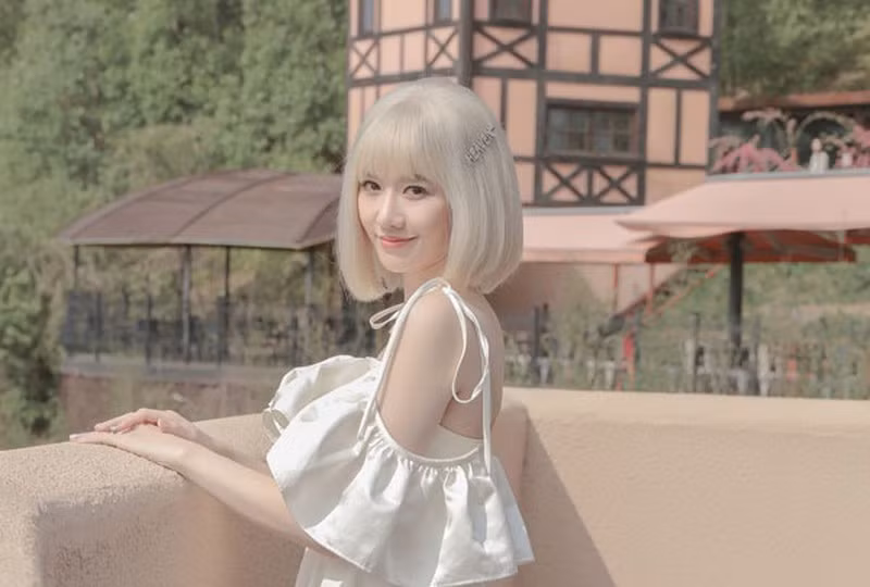 Khi ra sản phẩm âm nhạc mới, Hari Won thực sự “lột xác” với mái tóc trắng ma mị và quyến rũ. Với mái tóc bạch kim được cắt ngắn và nhuộm kỹ càng, đây được xem là sự thay đổi táo bạo của mỹ nhân gốc Hàn.