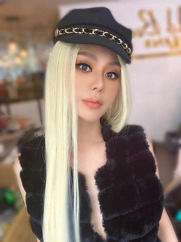 Vốn trung thành với tóc nhuộm màu trầm, Lâm Khánh Chi từng làm fans không khỏi thích thú khi xuất hiện với tóc màu bạch kim đầy cá tính.