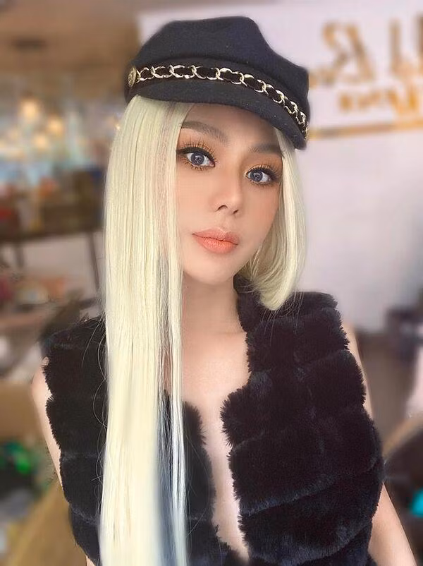 Vốn trung thành với tóc nhuộm màu trầm, Lâm Khánh Chi từng làm fans không khỏi thích thú khi xuất hiện với tóc màu bạch kim đầy cá tính.