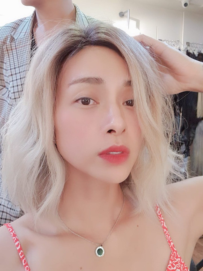 Mái tóc bạch kim lạ lẫm của Ngô Thanh Vân đã nhận được vô số lời khen của cộng đồng mạng. Ảnh: Internet.