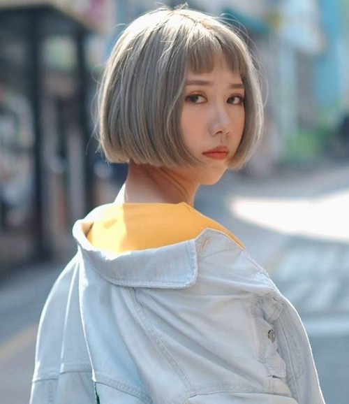 Nữ ca sĩ Min cũng gây ấn tượng với mái tóc bạch kim độc đáo.