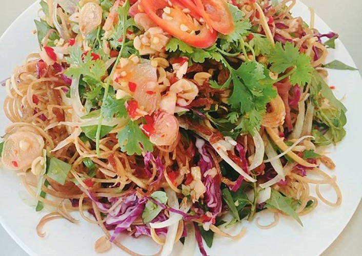 Nộm ngũ sắc chay được coi là một trong các món ăn “chống ngán” trong các bàn tiệc hay trong thực đơn mâm cỗ chay. Ảnh: Internet. Mời độc giả theo dõi video "Chế biến món ngon từ nấm đông cô". Nguồn: VTC.