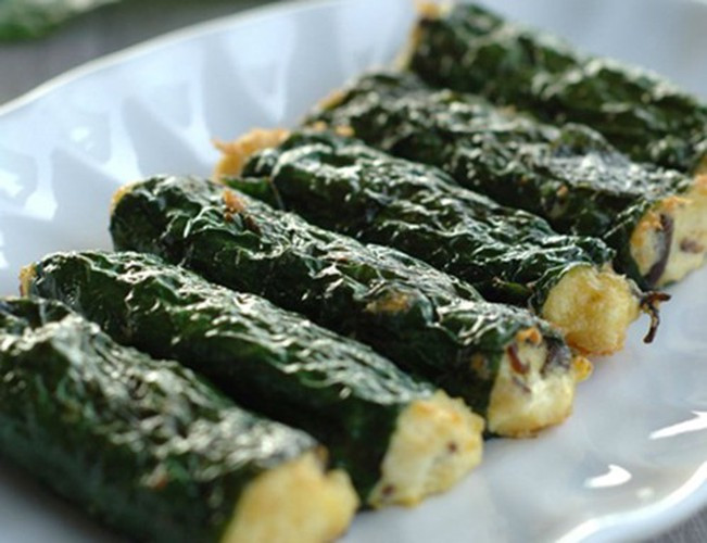 Chả lá lốt chay. Với nhiều người thì chả lá lốt chỉ có thể làm từ thịt hoặc cá. Tuy nhiên, trong ngày Rằm tháng 7, bạn vẫn có thể làm món ăn này nhưng nhân hoàn toàn là đồ chay mà vẫn có món chả ngon đúng điệu.