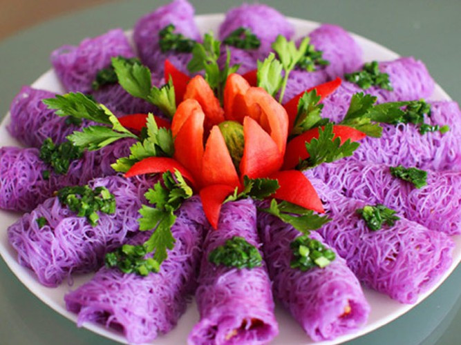 Món bánh hỏi lá cẩm nghe tên có vẻ cầu kỳ nhưng nguyên liệu và cách làm lại không quá khó.