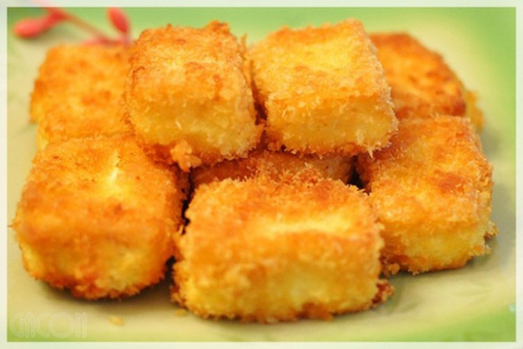 Đậu phụ tẩm bột chiên giòn: Trộn hỗn hợp bột gồm ¾ chén bột ngô, ¼ chén bột ngũ cốc, gia vị, hạt tiêu đen với một ít nước. 400g đậu phụ cắt thành những miếng vuông, lăn qua hỗn hợp bột rồi rán vàng đều các mặt.