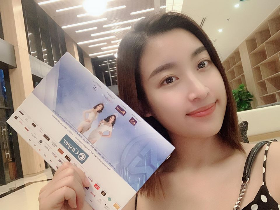 Đỗ Mỹ Linh chủ yếu đắp mặt nạ có tác dụng loại bỏ bụi bẩn và cấp độ ẩm cho da. Một làn da khỏe là làn da có đủ độ ẩm, không cho dầu thừa đổ nhiều trên da, giảm khả năng gây mụn. Tôi thường chọn mặt nạ từ các nguyên liệu tại gia như sữa chua, mật ong, dưa chuột.