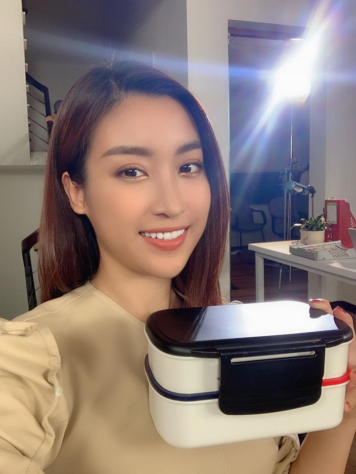 Theo Mỹ Linh thì nên hạn chế trang điểm càng nhiều càng tốt. Cô nói rằng: bản thân cô hiểu rất rõ tác hại của trang điểm. Nếu thường xuyên trang điểm mà không biết cách làm sạch da sẽ khiến lỗ chân lông trên da bị bít tắc. Vì vậy, cô rất chú trọng bước tẩy trang cho da mặt.