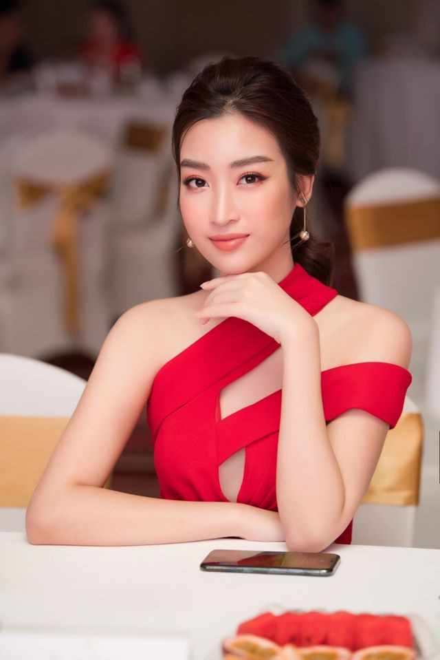 Tẩy trang lớp trang điểm bằng dầu dừa và dầu oliu. Sở dĩ bạn nên sử dụng 2 loại dầu này vì chúng đều chứa thành phần hữu cơ, tự nhiên nên hoàn toàn an toàn, không gây hại cho da. 2 loại dầu này cũng nhẹ nhàng, lành tính đối với da.