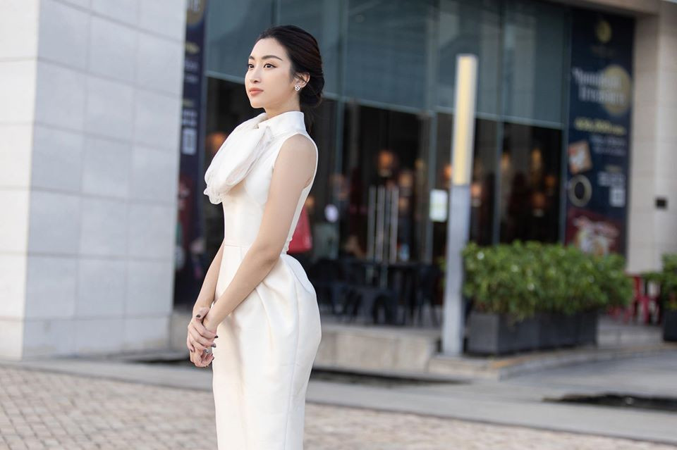 Luôn dùng toner sau khi rửa mặt. Toner giúp loại bỏ những bụi bẩn còn lưu lại trên da, ẩn sâu ở trong da. Hơn nữa, toner còn giúp cân bằng lại độ pH nên có thể hạn chế dầu trên da.