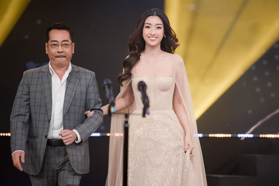 Bạn nên dùng tẩy trang chuyên dụng cho mắt và môi bằng cách sử dụng bông thấm nhẹ dung dịch tẩy trang, lau nhẹ nhàng phần mascara, kẻ mắt và môi.