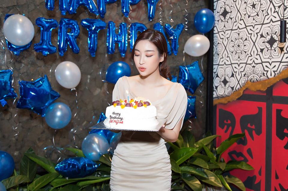 Đỗ Mỹ Linh học hỏi bí kíp chăm sóc da từ phụ nữ Hàn, trải qua chu trình làm sạch da kỹ càng và sau đó dưỡng da bằng mặt nạ thiên nhiên.