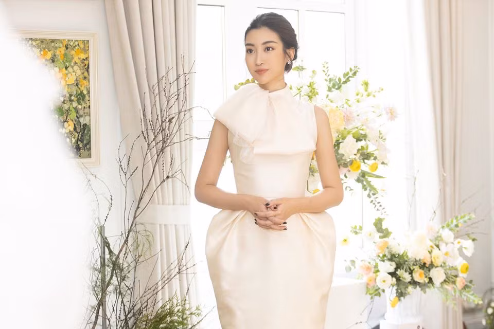 Ngoài thực hiện các bước dưỡng da cơ bản, nàng hậu 9X còn tẩy da chết và đắp mặt nạ đều đặn để có làn da mịn màng. Việc tẩy da chết thường xuyên sẽ giúp cho làn da sáng mịn, loại bỏ tế bào chết và dầu thừa.