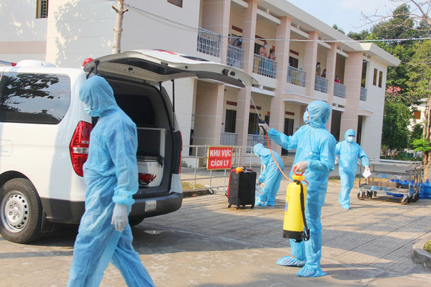 Bệnh viện Dã chiến Củ Chi được đặt tại Trường Quân sự TP.HCM thuộc ấp Bến Đình, xã Nhuận Đức, huyện Củ Chi, TP.HCM, cách trung tâm thành phố khoảng 43km. Đây là nơi cách ly và điều trị những bệnh nhân nghi, hoặc nhiễm COVID-19 trở nặng. Ảnh: Tổ quốc.