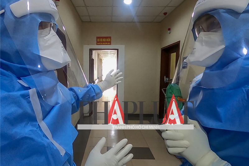 Bệnh viện Trung ương Huế cũng là nơi tiếp nhận cách ly và điều trị bốn ca nhiễm COVID-19, hiện một bệnh nhân đã được xuất viện. Điều dưỡng Nguyễn Thành Trung bàn bạc với đồng nghiệp những công việc khi bước vào khu có người nghi nhiễm và khu có bệnh nhân nhiễm COVID-19. Ảnh: Pháp Luật TP.HCM.